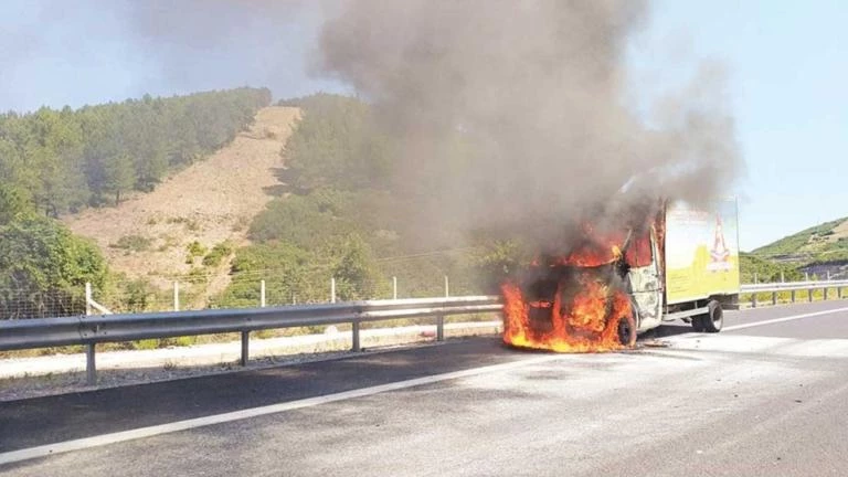 Θρίλερ στην Εγνατία Οδό με φλεγόμενο φορτηγό – Η στιγμή που πιάνει φωτιά – Γλίτωσε ο οδηγός (εικόνες)